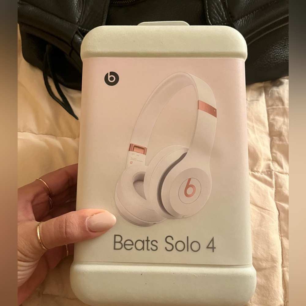 Beats Solo 4 Cloud Pink Wireless Bluetooth Headphones NIB
